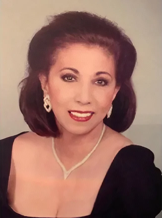 robyn-headhot2017a.jpg robyn-headhot2017a.jpg